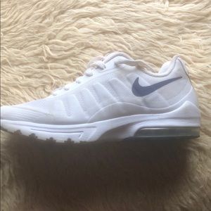 Nike air max’s invigor